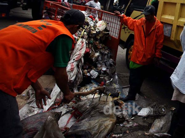 Membersihkan Sampah Sisa Banjir