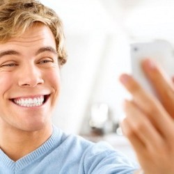 Cowok Suka Foto Selfie Aneh, Merasa Kegantengan atau Kecewek-cewekan