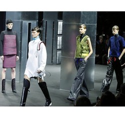 Foto: Alexander Wang Tampilkan Busana Urban Untuk Wanita Tangguh