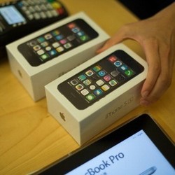 Trikomsel Kawinkan iPhone 5S dengan Bolt 4G