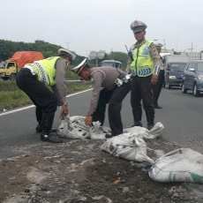 Pasca Banjir, Jalan Berlubang di Exit Tol Porong Ditambal Sirtu