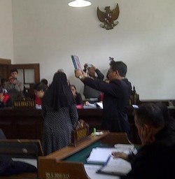 Cerita Sarah Dampingi Suaminya Selama Pelarian Usai Bunuh Sisca Yofie