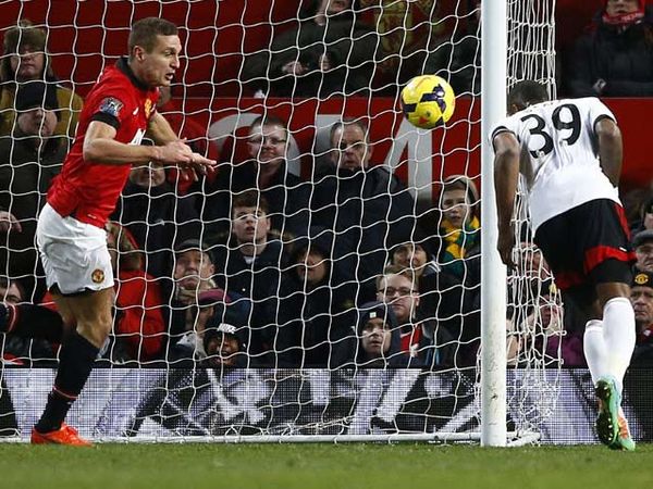 Tandukan Darren Bent Buyarkan Kemenangan MU