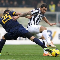 Dua Gol yang Tak Cukup Membuat Tevez Gembira