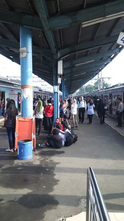 Kereta Ngantre, 5 Penumpang Perempuan Pingsan karena Desak-desakan