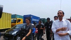 Mobil Jokowi Kejebak Macet di Antara Truk Peti Kemas