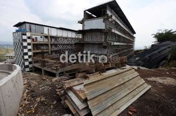 Misteri Bak Truk Proyek Hambalang yang Tertutup Terpal di Waktu Subuh