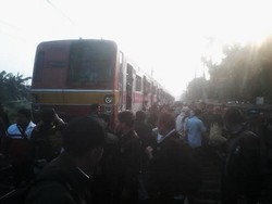 Kaca Masinis KRL Ditimpuki Penumpang yang Kepanasan di Dalam KRL