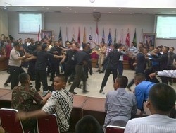 Simulasi Pengamanan Pemilu: Sidang Ricuh, Gegana Amankan Komisioner KPU