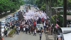 Ada Demo di Depan KPK, Jalur Lambat Jl Rasuna Said Arah Mampang Ditutup