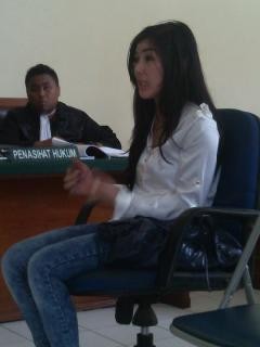 Febi, Wanita High Class Korban Jhon Weku Akhirnya Muncul di Sidang