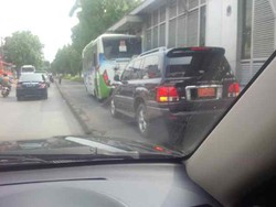 Mobil Pejabat ini Tetap Nekat Masuk Busway