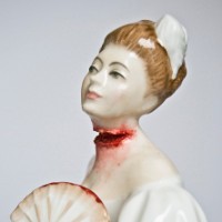 Seniman Feminis Buat Patung Porselen Berdarah-Darah