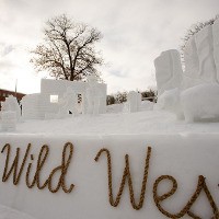 Timbunan Salju Berubah Menjadi Patung Es