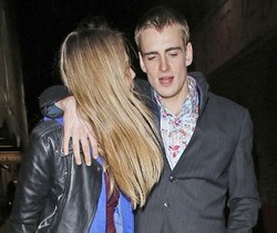 Pasca Mesra dengan Michelle Rodriguez, Cara Delevingne Gandeng Pria Misterius