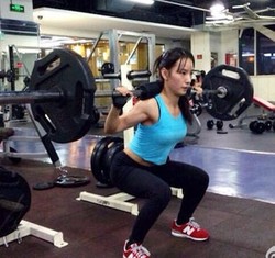 Model Cantik Asal China Populer di Internet Pasca Pamer Foto Lengan Berotot