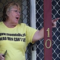 Ibunda Corby Mengomeli Jurnalis Channel 7 di Luar Rumahnya