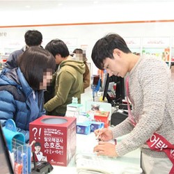 Son Ho Jun Jadi Relawan Sekaligus Jumpa Fans di Apotek