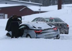 Nekat, BMW i8 Terjebak di Salju