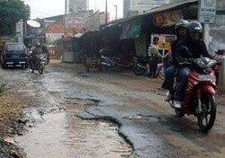 Lubang Jalan Bisa Kurangi Umur Ban