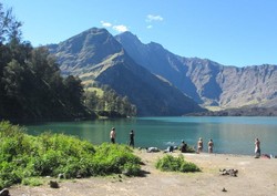 Saking Indahnya, Bule Pun Mandi di Gunung Rinjani