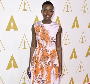 Foto: Lupita Nyongo dan 6 Selebriti Lain Tampil Stylish di Karpet Merah Pre-Academy Awards