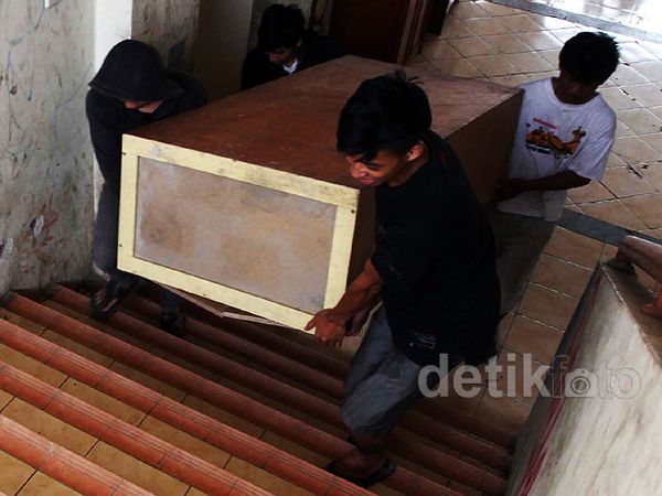 Warga Bantaran Kali Sentiong Tempati Rusun