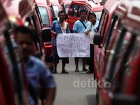 Sopir Angkot Tolak BKTB