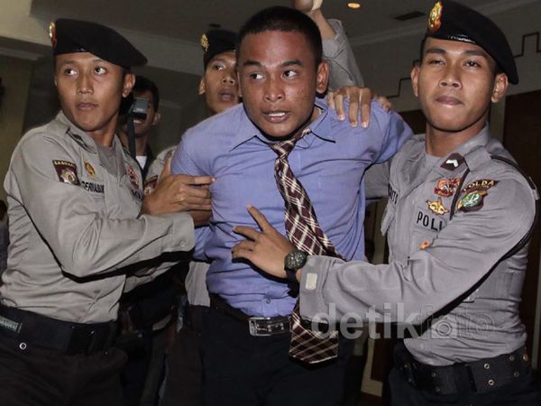 Rapat Pleno KPU Ricuh, Polisi Bertindak