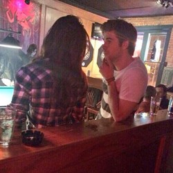 Liam Hemsworth dan Nina Dobrev Kepergok Berduaan di Bar