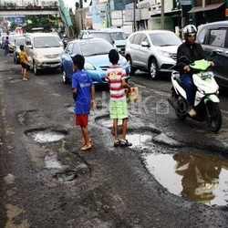 15.000 Lubang di Jalan Pantura Belum Bisa Diaspal, Hanya Ditutup Pasir