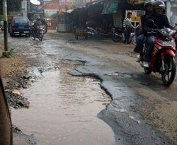 15.000 Lubang di Jalan Pantura Belum Bisa Diaspal, Hanya Ditutup Pasir