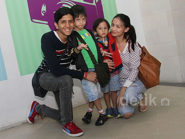 Keakraban Joanna Alexandra dan Keluarga Kecilnya