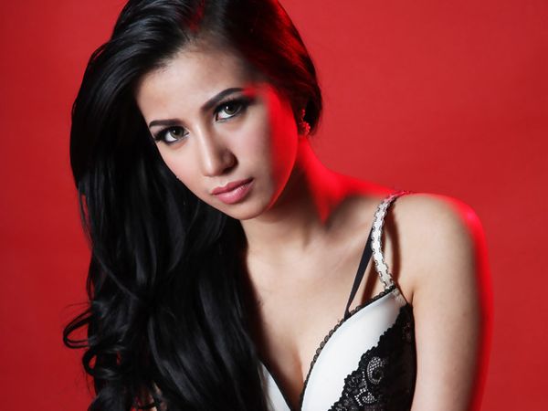 Vanya Shinta, si Penebar Cinta yang Seksi