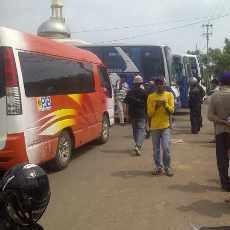 Pertemuan Deadlock, Pengunjukrasa Proyek PLTU Sandera Bus dan Minibus