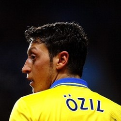 Wenger Bela Oezil dari Kritik