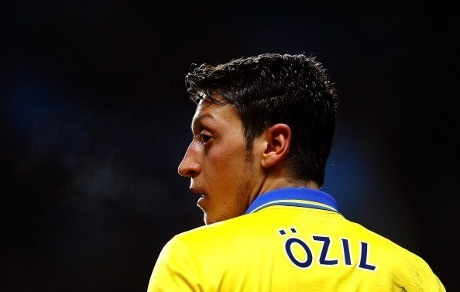 Wenger Bela Oezil dari Kritik