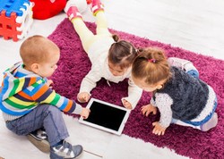 Riset: Anak Kini Lebih Cepat Kuasai Smartphone Dibanding Ikat Tali Sepatu