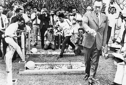 Lobi Maaf Lee Kuan Yew Lewat Tabur Bunga di Makam Usman Harun
