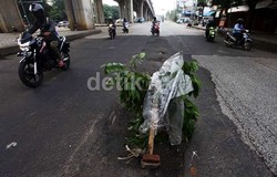 Kerja Siang dan Malam, Tim Penambal Jalan Kelelahan
