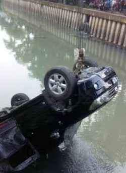 Butuh 2 Jam, Toyota Fortuner Nyemplung di Kali Cideng Akhirnya Diangkat