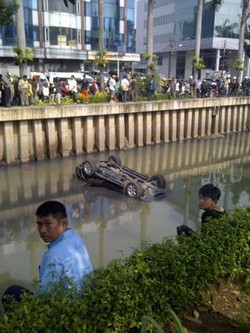 Ini Penampakan Mobil yang Nyemplung dan Terguling di Kali Cideng