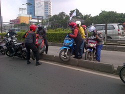 4 Aksi Pelanggar yang Gotong Royong Angkat Motor Lewati Busway di Gatsu