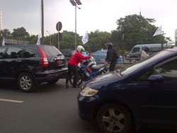 Pemotor Gotong Royong Angkat Motor dari Busway, Jl Gatot Subroto Macet