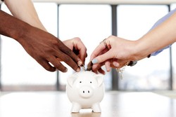 Kehabisan Dana? Ini 5 Cara Dapat Uang Saat Traveling