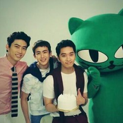 Kucing Raksasa Beri Kejutan di Ulang Tahun Chansung 2PM