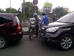 Panik Ada Polisi, Pemotor Angkut Motornya Lewati Pembatas Busway di Gatsu