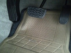 6 Posisi Karpet Mobil yang Salah Pasang