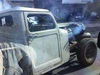 Mobil Klasik dengan Knalpot Depan