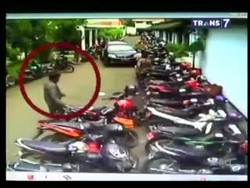 Aksi Pencurian Motor di Kantor Bupati Terekam CCTV